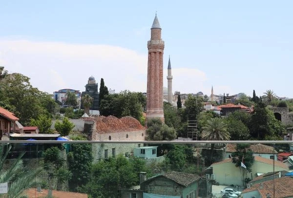 35 santimetre yan yatan Yivli Minare'nin depremde yıkılma tehlikesi