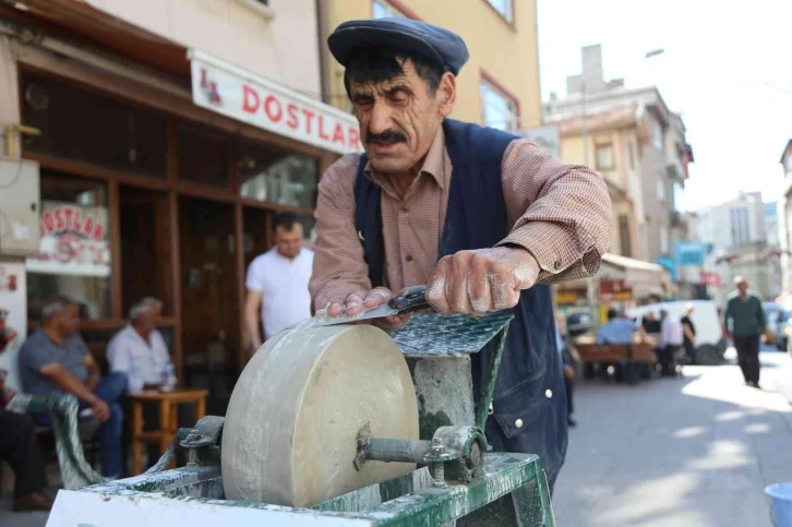 35 yıldır sokak sokak gezip ekmek parasını bıçak bileyerek çıkartıyor
