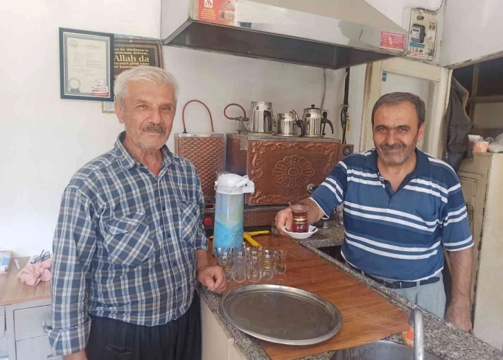 35 yıldır termosla çay satıyorlar
