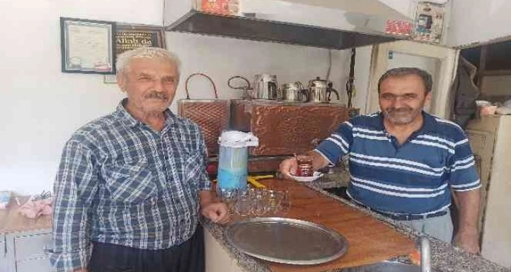 35 yıldır termosla çay satıyorlar