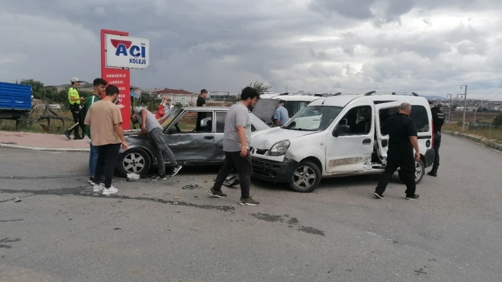 4 aracın karıştığı zincirleme kazada şans eseri yaralanan olmadı
