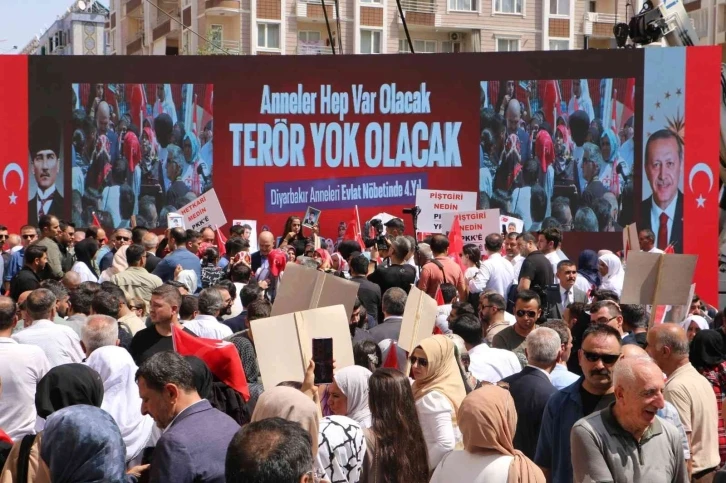 4 yıldır evlat nöbetinde olan aileler vatandaşa kepenk kapatan HDP’nin kepengini kapattı
