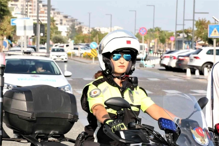 40 kişilik Şahin timinin Hülya ablası kural tanımaz sürücülere nefes aldırmıyor
