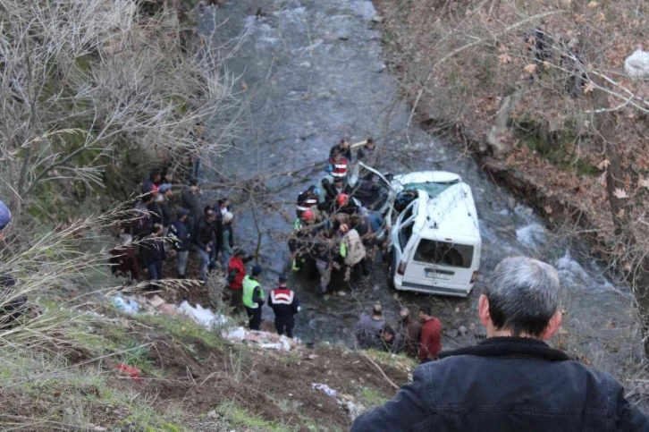 40 metrelik uçurumdan uçtular
