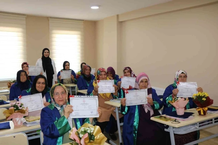 40 ve 60’lı yaşlardaki 13 kadın okuma-yazma öğrendi
