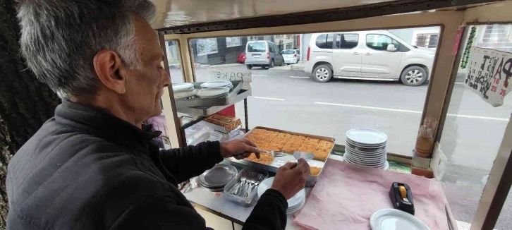 40 yıldır aynı yerde seyyar tezgah açıyor
