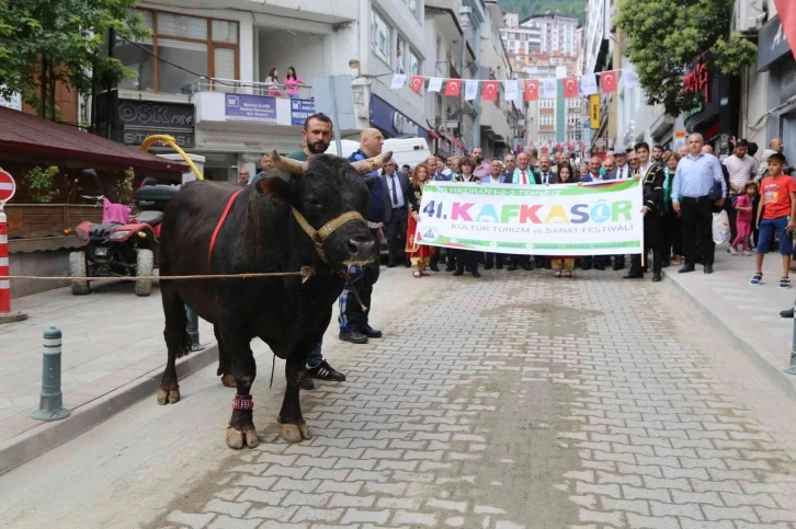 41. Kafkasör Festivali boğaların da katıldığı kortej yürüyüşüyle başladı
