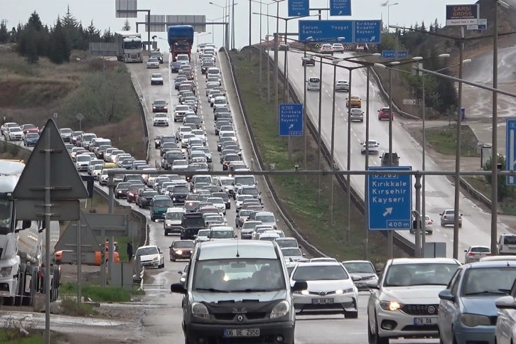 43 ilin geçiş güzergahında trafik kilit: Kilometrelerce araç kuyruğu oluştu