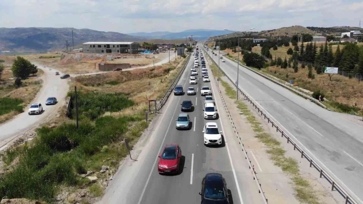 43 ilin geçiş güzergahında trafik yoğunluğu: Bayram kuyruğu havadan görüntülendi
