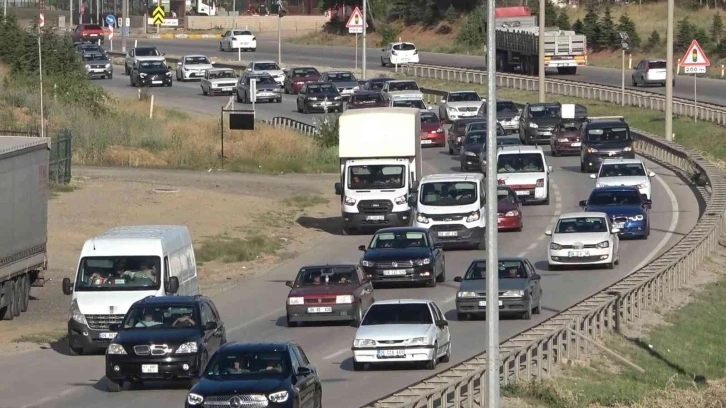 43 ilin geçiş güzergahında trafik yoğunluğu: Tatilciler dönüş yoluna geçti
