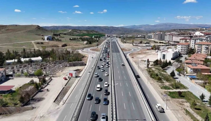 43 ilin geçiş güzergahında trafik yoğunluğu: Tatilciler yollara akın etti
