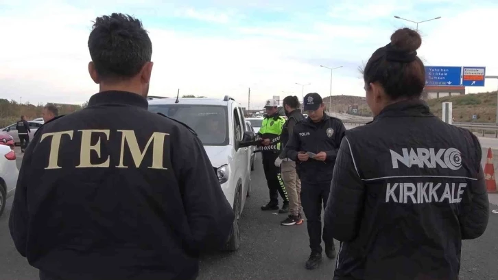 43 ilin geçiş güzergahında yoğunlaştırılmış denetim: Araçlar didik didik arandı, sürücüler sorgulandı
