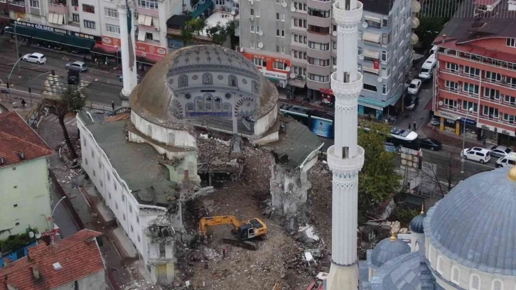 43 yıllık cami yıkıldıktan sonraki ilginç görüntüsüyle dikkat çekiyor
