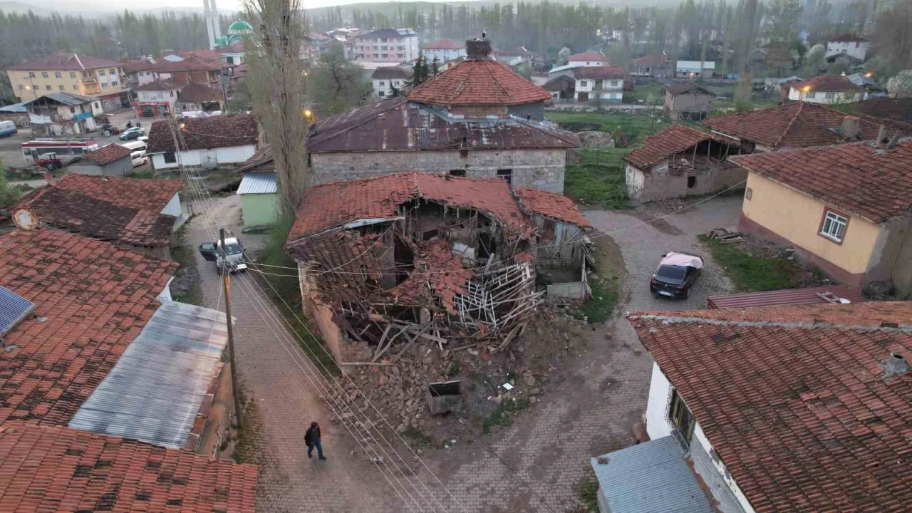 5,6’lık depremin merkez üssü Buğdaylı köyünde yaralar sarılıyor
