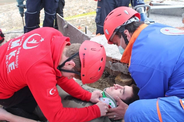 5.7’lik deprem tatbikatı gerçeği aratmadı
