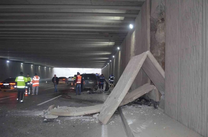 5 araçlı trafik kazasında tünelin beton blokları devrildi
