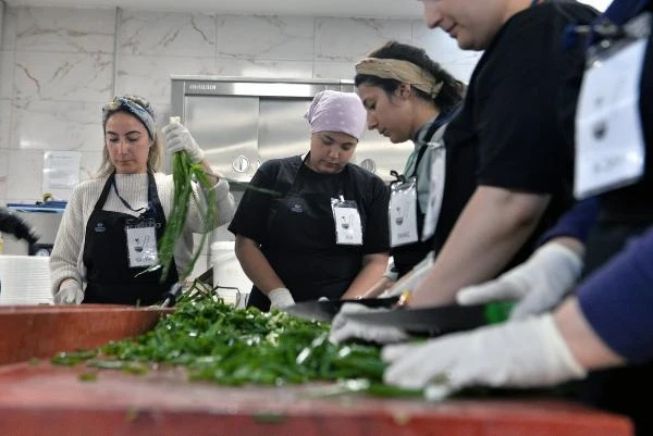 5 genç kadın, kendileri gibi depremzedelere yemek pişiriyor