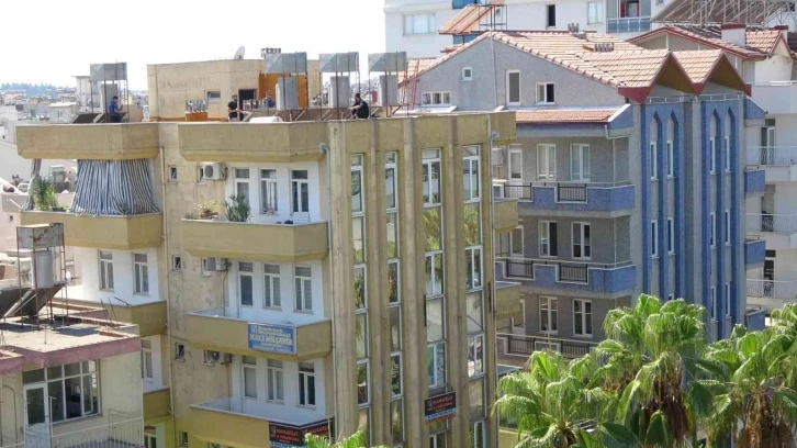 5 katlı apartmanın çatısına çıkan genç, yürekleri ağza getirdi
