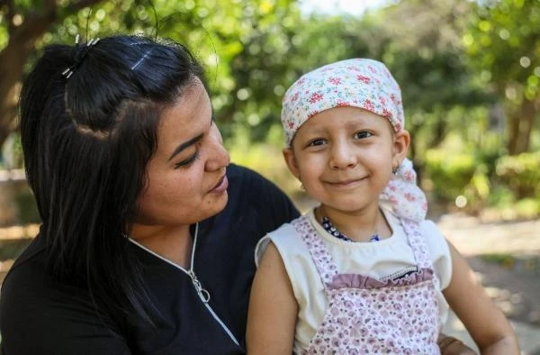 5 yaşında lösemili kızına iliği ile can olacak; 55 bin dolar tedavi ücreti için kampanya 