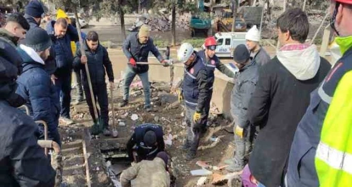 5 yaşındaki çocuğun enkaz altından kurtarılması umut ışığı yaktı