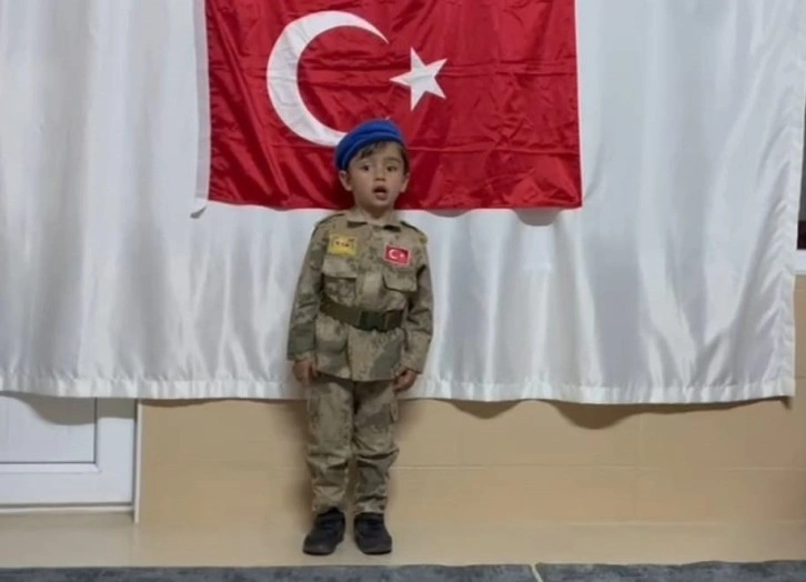 5 yaşındaki Ömer Faruk İstiklal Marşı'nı Ezbere Okuyarak Hayran Bıraktı