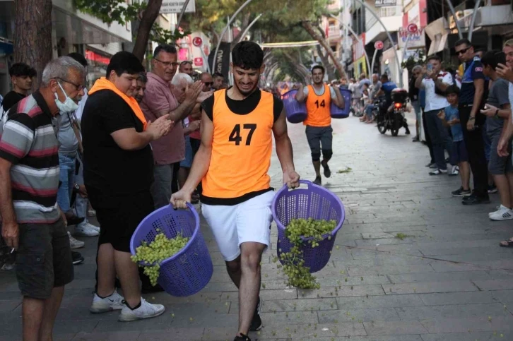 50 kiloluk üzüm yüklü kelterlerle kıyasıya yarış
