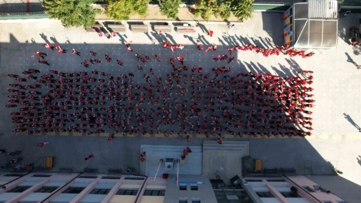 580 öğrenciden 100. yıla özel koreografi
