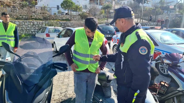 6 ayda 700’den fazla yelek dağıtıldı
