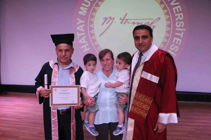 63 yaşındaki İsmail amca, 8. üniversite diplomasını bir buçuk yaşındaki ikiz evlatlarıyla aldı
