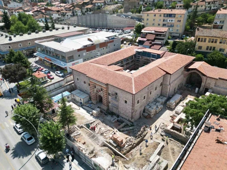 7 asırlık mavi çinileriyle ünlü Gök Medrese yeniden ayağa kalkıyor
