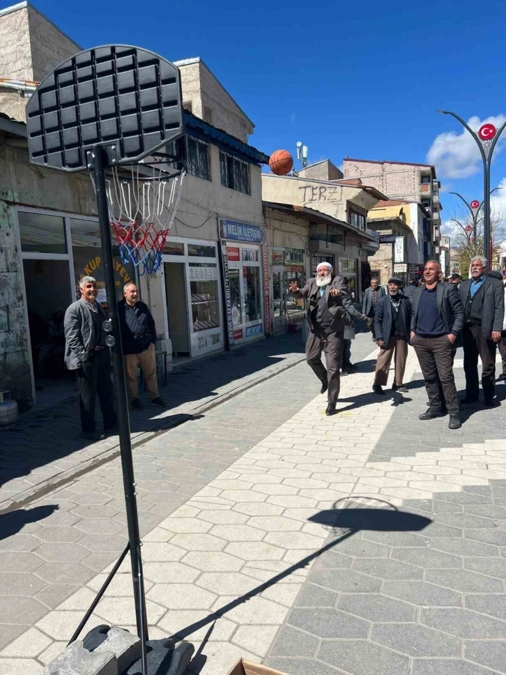 71 yaşındaki Zeki Boztepe gençlere taş çıkardı
