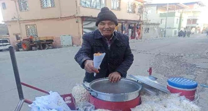 73 yaşında 30 yıldır sokak sokak gezerek nohut satıyor