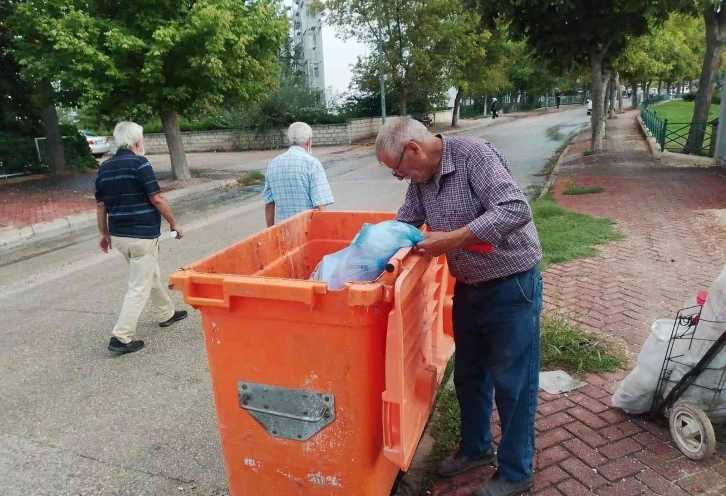 75’lik delikanlı günde 10 kilometre yürüyerek atık topluyor
