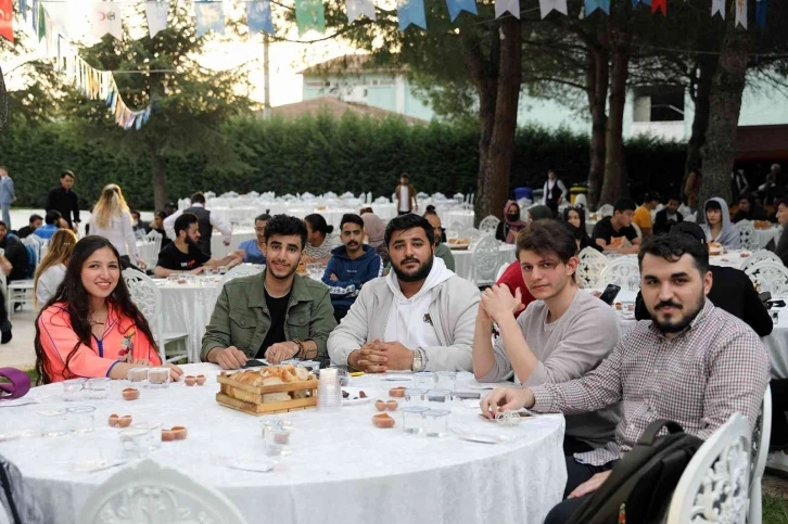 78 ülkeden bine yakın uluslararası öğrenci iftarda buluştu
