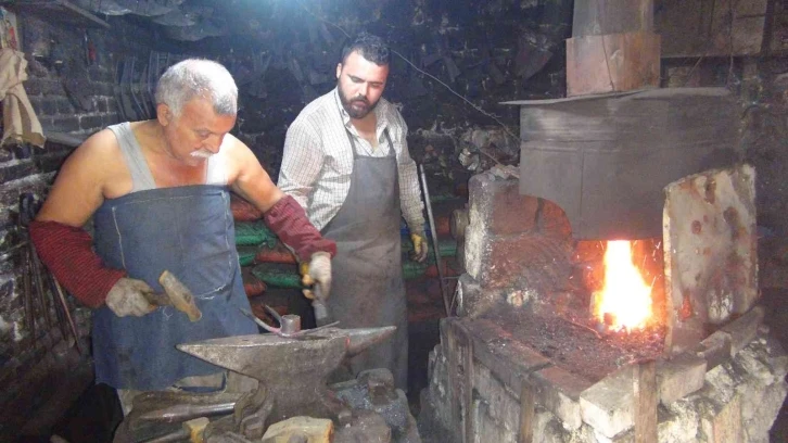 80 derecede dededen toruna demircilik mesleğini yaşatıyorlar
