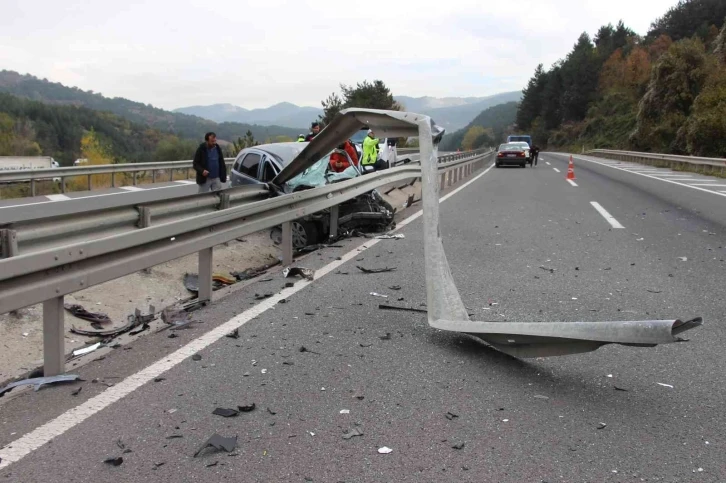 80 kilometre hızla çarptığı bariyerleri parçaladı: 4 yaralı
