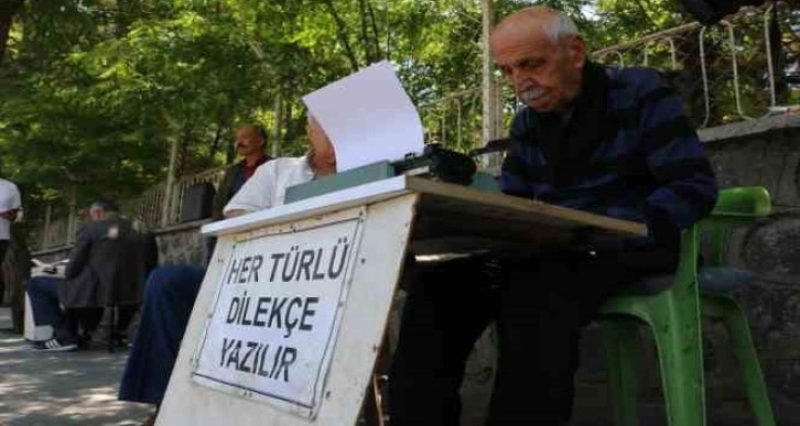 80 yaşındaki emekli astsubay 30 yıldır adliye önünde daktilo ile arzuhalcilik yapıyor