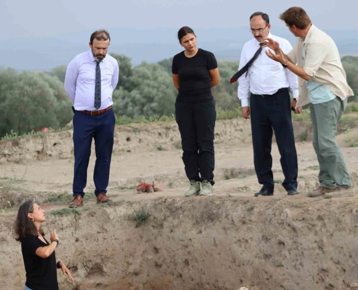 8000 yıllık geçmişi sahip Tavşanlı Höyük’teki kazı çalışmalarını yerinde inceledi
