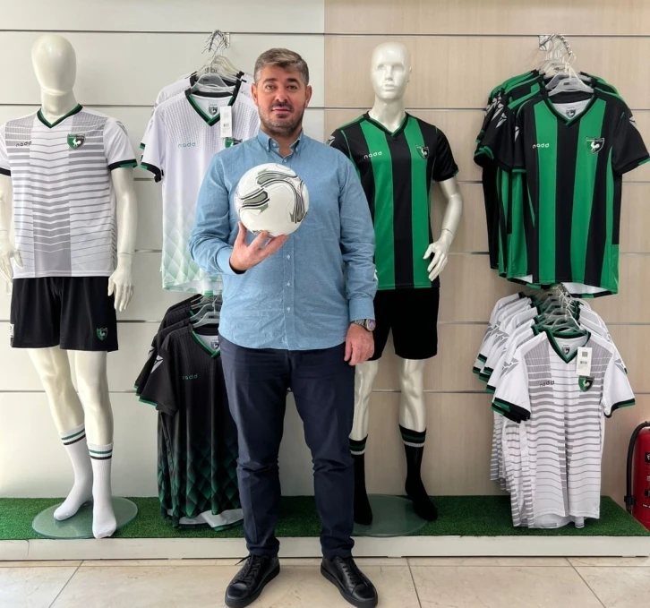 A. Denizlispor Başkanı Uz, kulübün resmi ürünlerinin satıldığı mağazaları ziyaret etti
