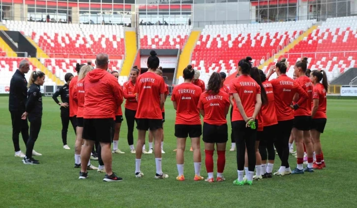 A Milli Kadın Futbol Takımı, Azerbaycan maçı hazırlıklarını tam kadro sürdürdü
