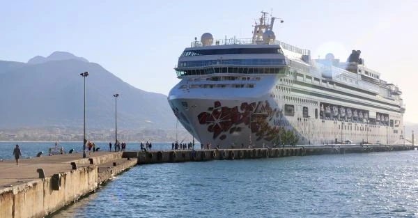 ABD'li turistler gemiyle Alanya'ya geldi