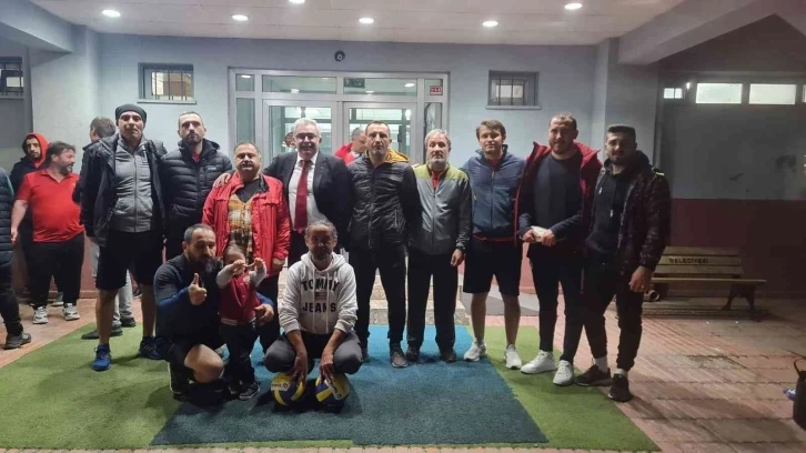 Acar’dan basın voleybol takımına jest
