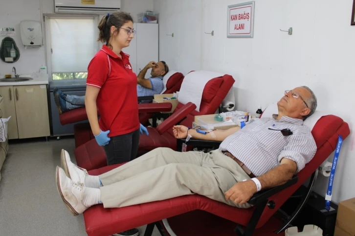 Acil kan ihtiyacı hayatını değiştirdi, yaşı kadar kan verdi
