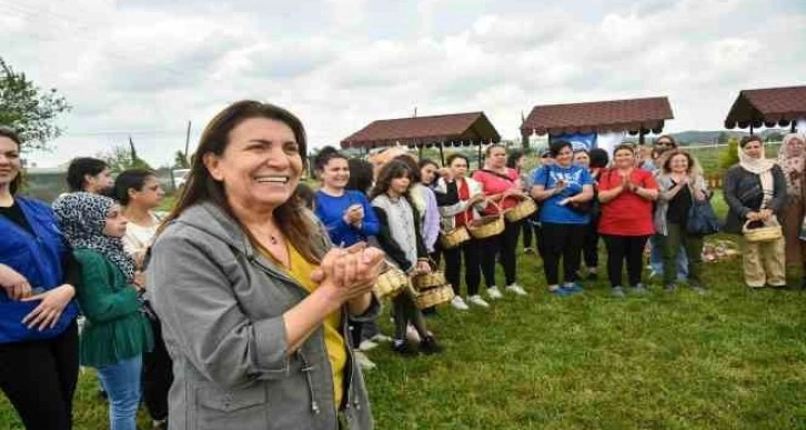 Adana Büyükşehir Belediyesi ve IOM işbirliğinde çilek hasadı etkinliği düzenlendi