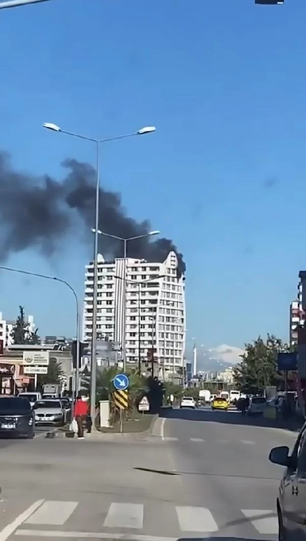 Adana'da, 14 katlı apartmanda yangın