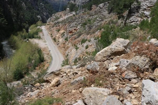 Adana'da 4 öğretmenin öldüğü bölgede yola yine kaya düştü