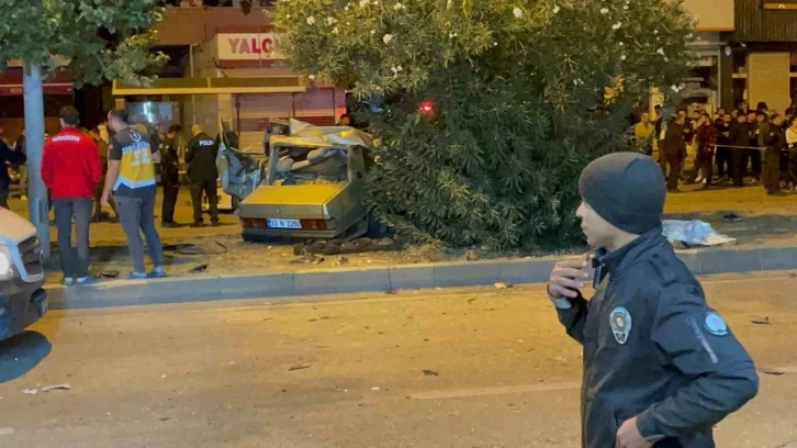 Adana‘da ağaca çarpan otomobil ikiye bölündü: 3 ölü, 2 yaralı
