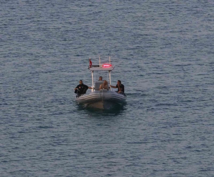 Adana’da alabora olan yelkenliden göle düşen kişi kayboldu
