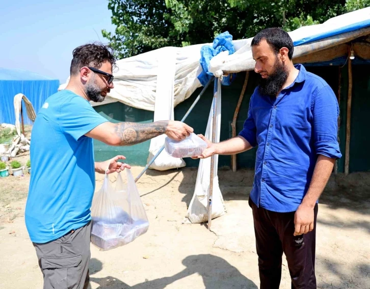 Adana’da binlerce ihtiyaç sahibi aileye kurban eti dağıtıldı
