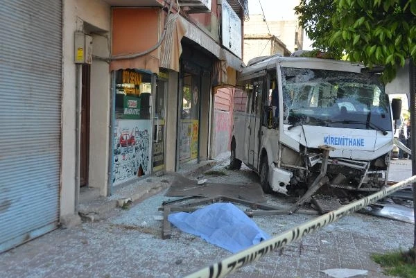 Adana'da dolmuş, otobüs durağına daldı; 1 ölü, 7 yaralı